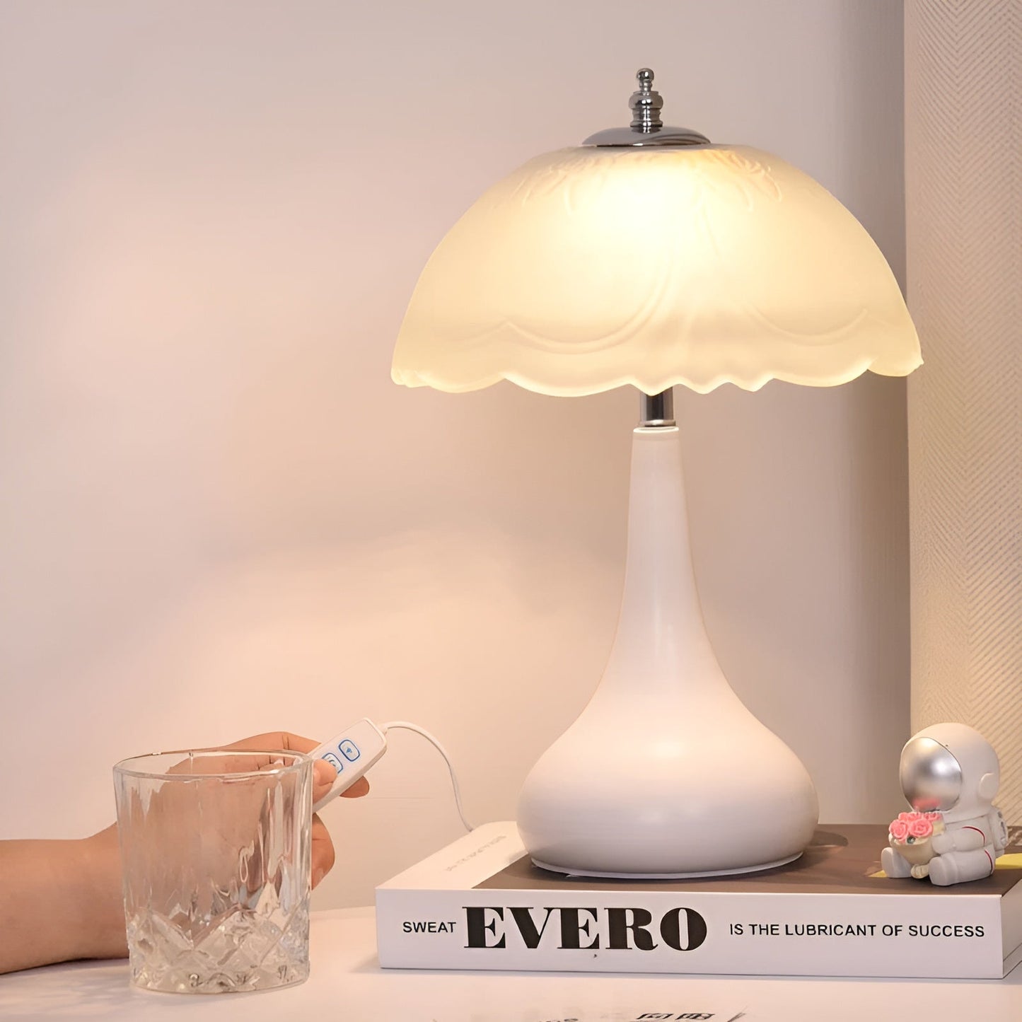Veska | Eleganza Luxe Bordslampa – Tidslös Svampform med LED-dimningsfunktion i Mjuka Färger Vit Gla lampskärm