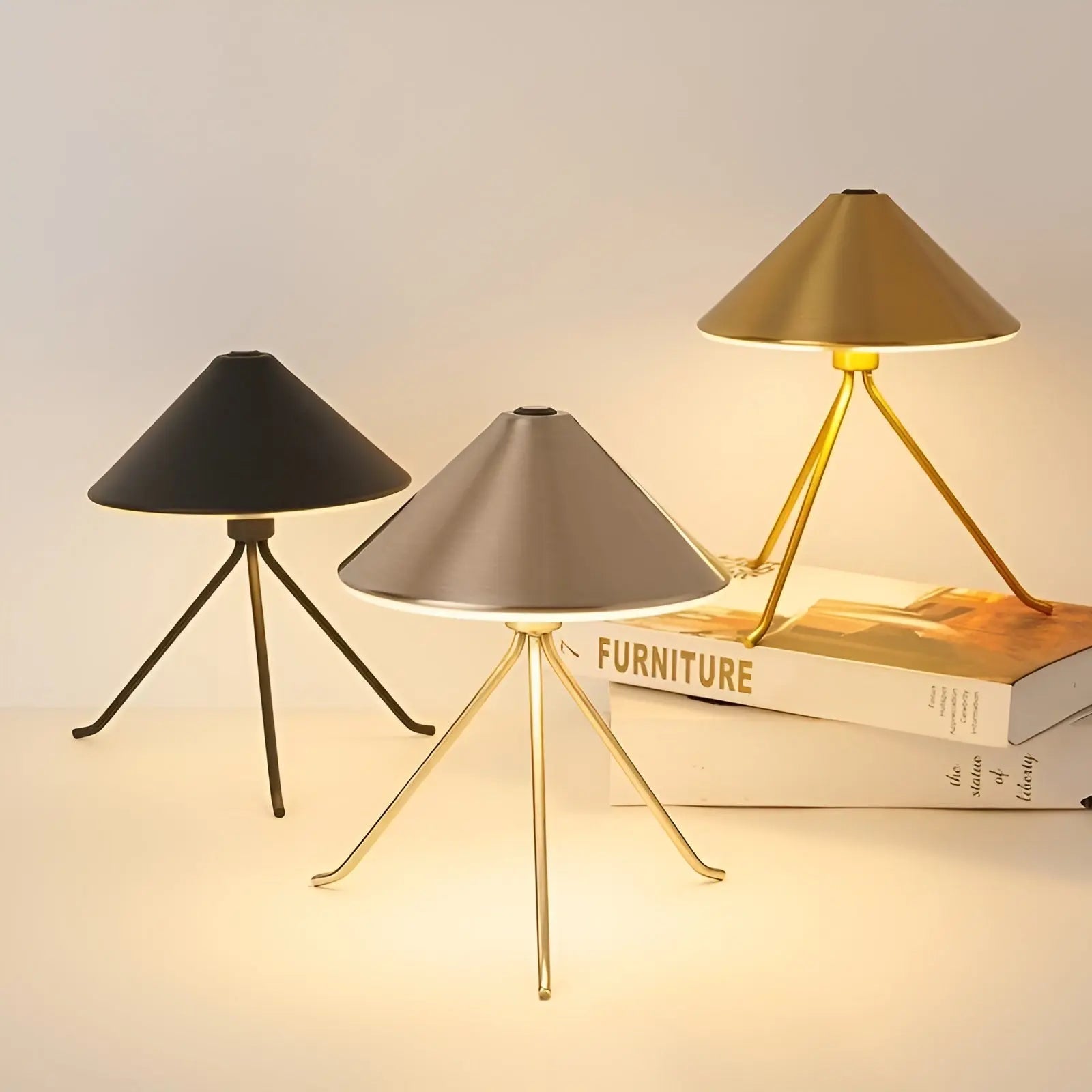 Veska | Eleganza Luxe Bordslampa – USB-laddningsbar LED-belysning med elegant design i svart, guld och silver