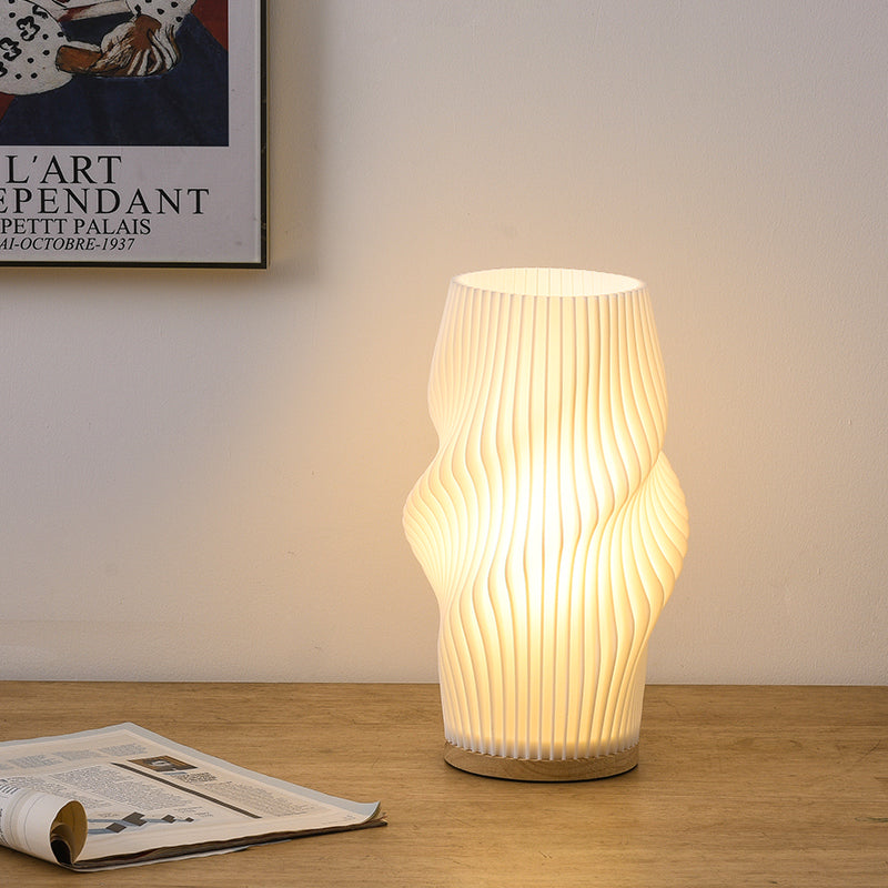 Veska | Frenchlight Bordslampa - Elegant Plisserad Bordslampa i Fransk Kräm för Atmosfäriska Utrymmen