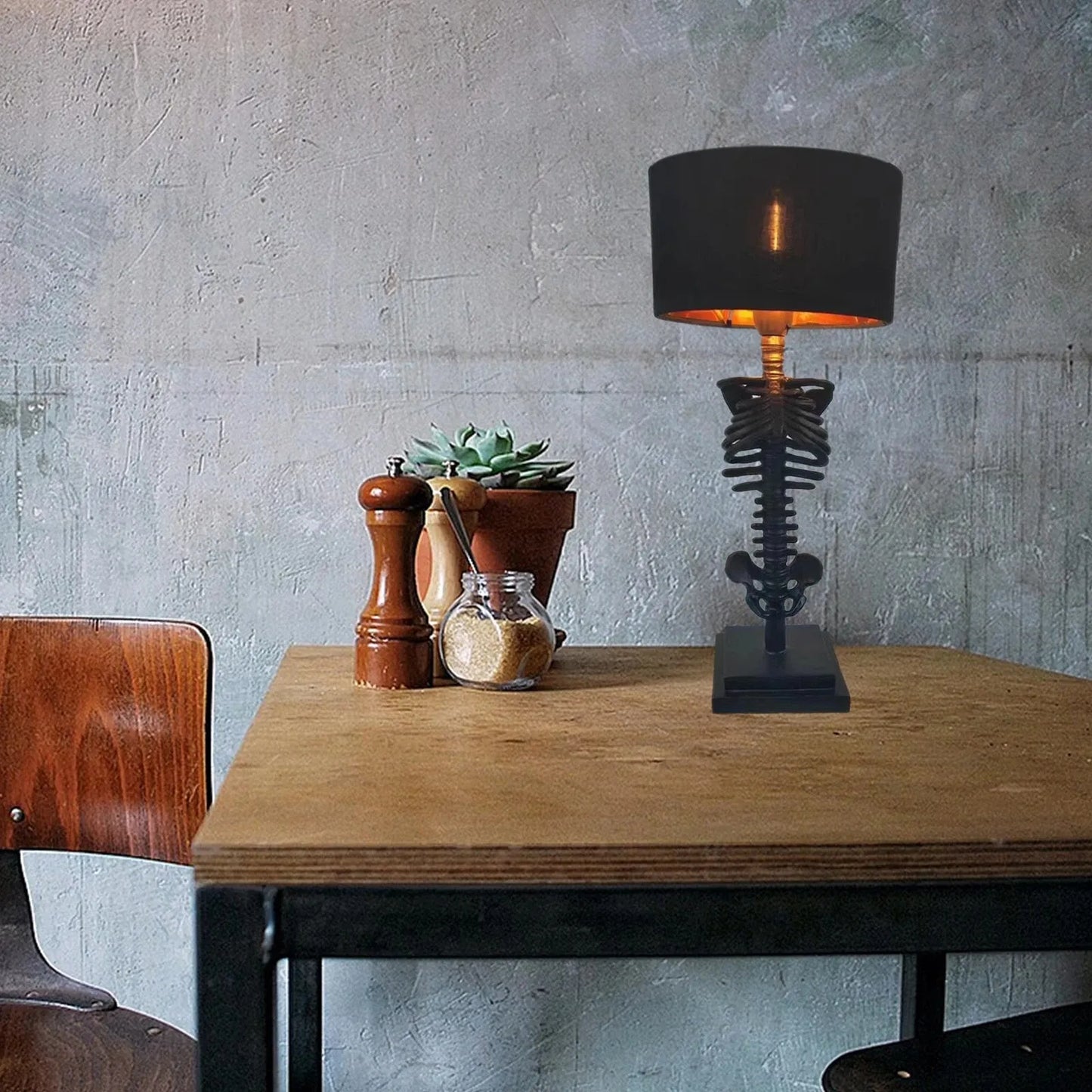 Veska | Gammal Skelett Bordslampa – Hantverk och Mystisk Design