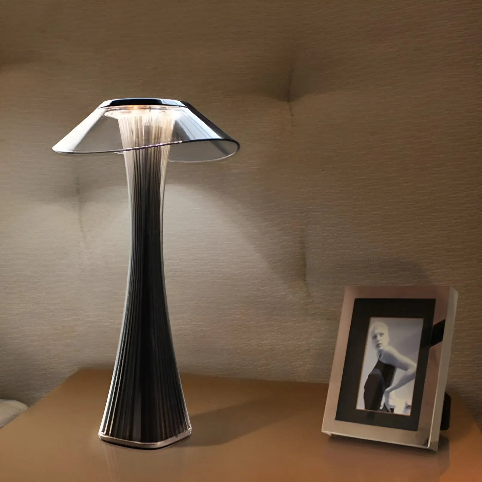 Veska | Gior Luxe Bordslampa – Elegans och Flexibilitet