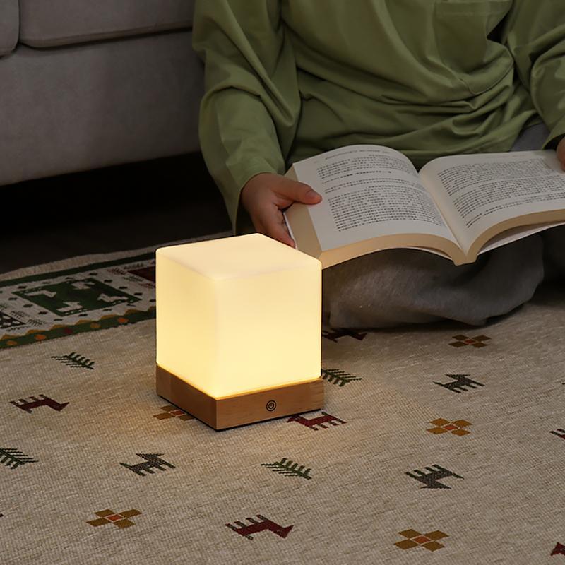 Veska | GlowCube Trådlös LED Bordslampa – Modern och Energibesparande