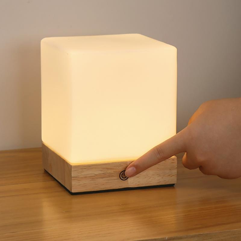 Veska | GlowCube Trådlös LED Bordslampa – Modern och Energibesparande