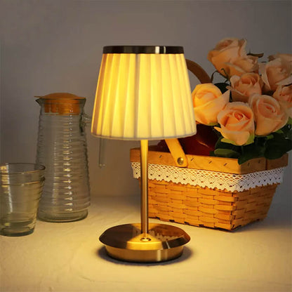 Veska | Golden Dream Drape Bordslampa – Elegans och Flexibilitet