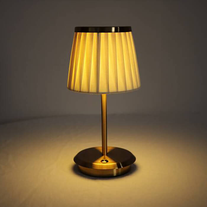 Veska | Golden Dream Drape Bordslampa – Elegans och Flexibilitet