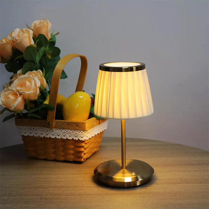Veska | Golden Dream Drape Bordslampa – Elegans och Flexibilitet