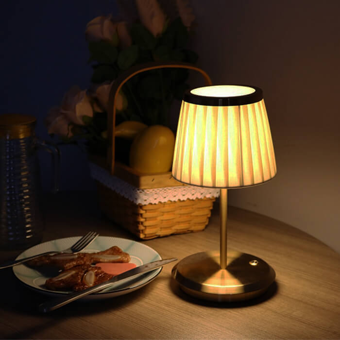 Veska | Golden Dream Drape Bordslampa – Elegans och Flexibilitet