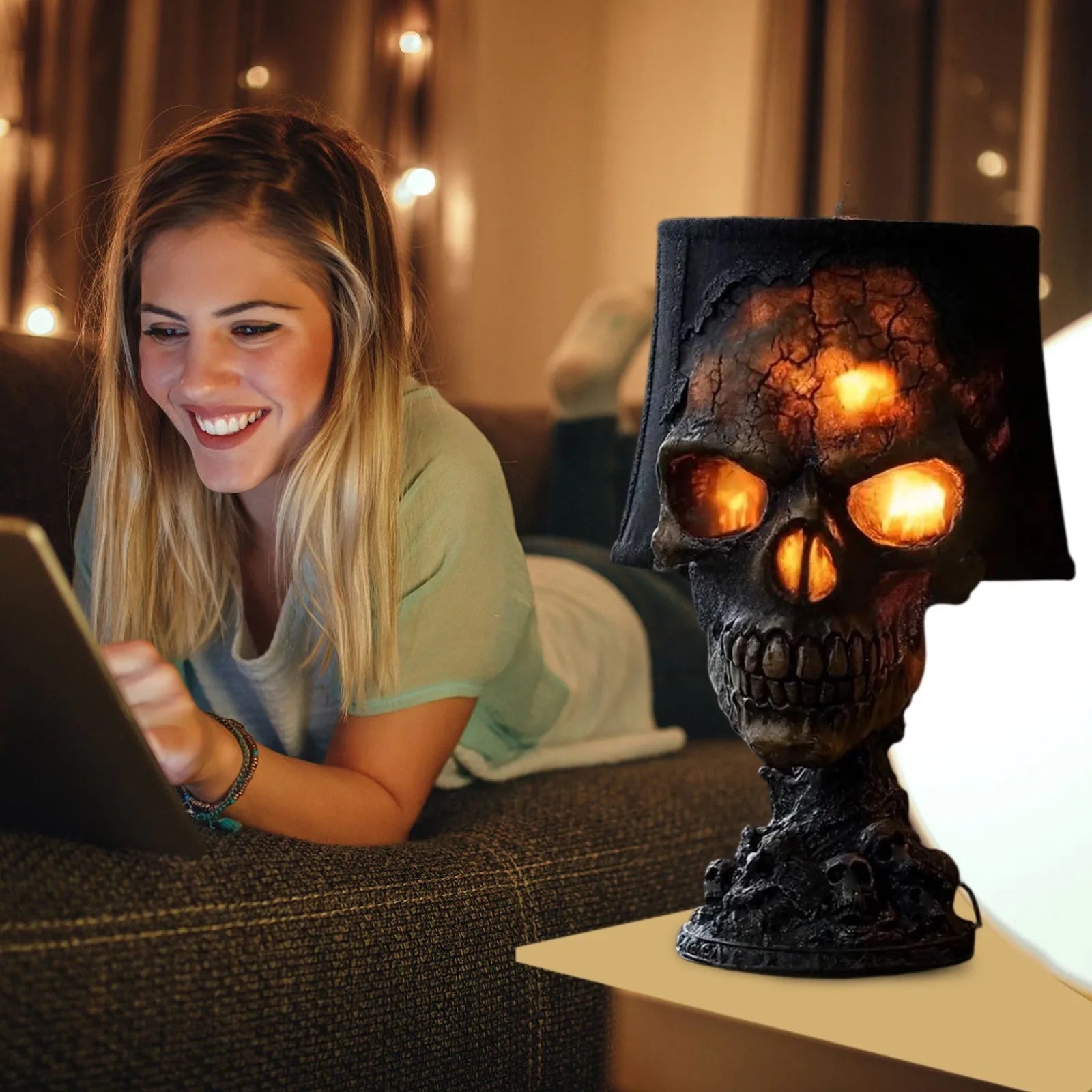 Veska | Gotisk Bordslampa SkullFire | Halloween Skalle Dekor | LED Ambient Ljus | 20 x 11 x 11 cm