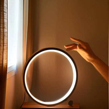 Veska | Halo Glo Bordslampa: Elegant LED-belysning med beröringskontroll