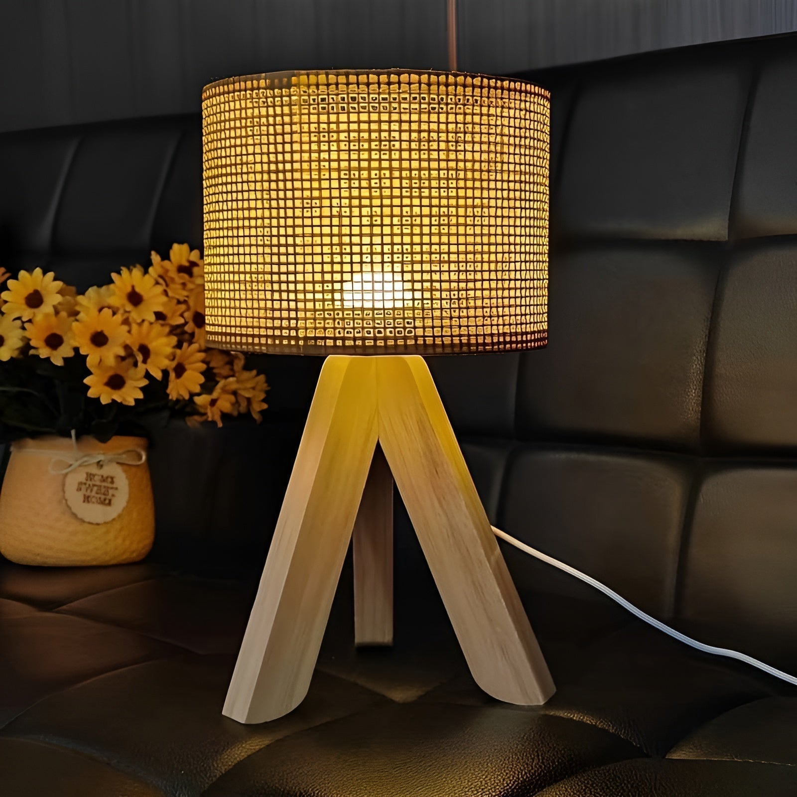 Veska | Handgjord Rattan Bordsbelysning med USB och LED - Stilig och Hållbar Design