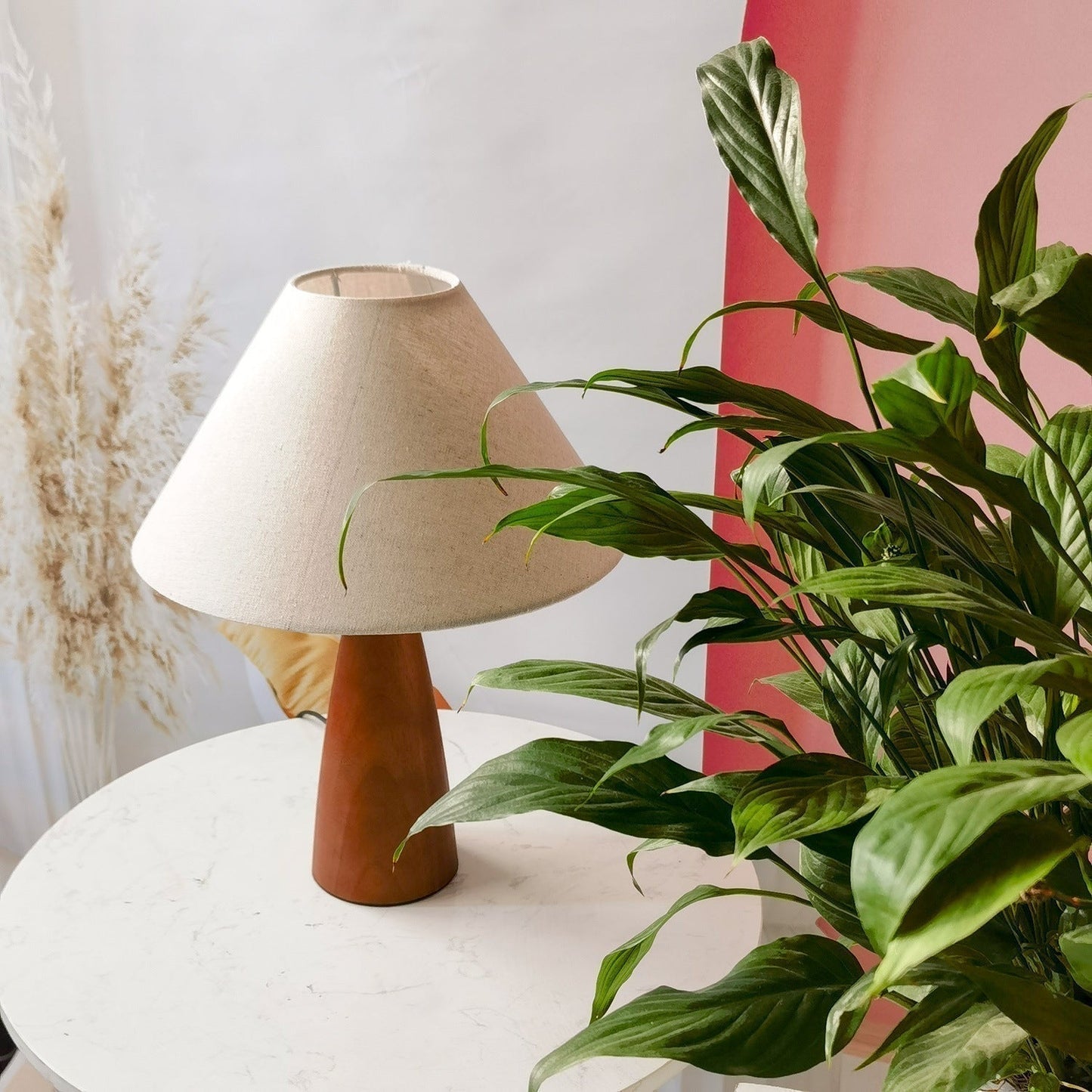 Veska | HeritageGlow Lampa – Klassisk Trä Bordslampa