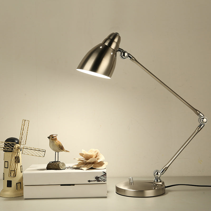 Veska | Industriell bordslampa i metall med justerbar arm och klockformad skärm Brons