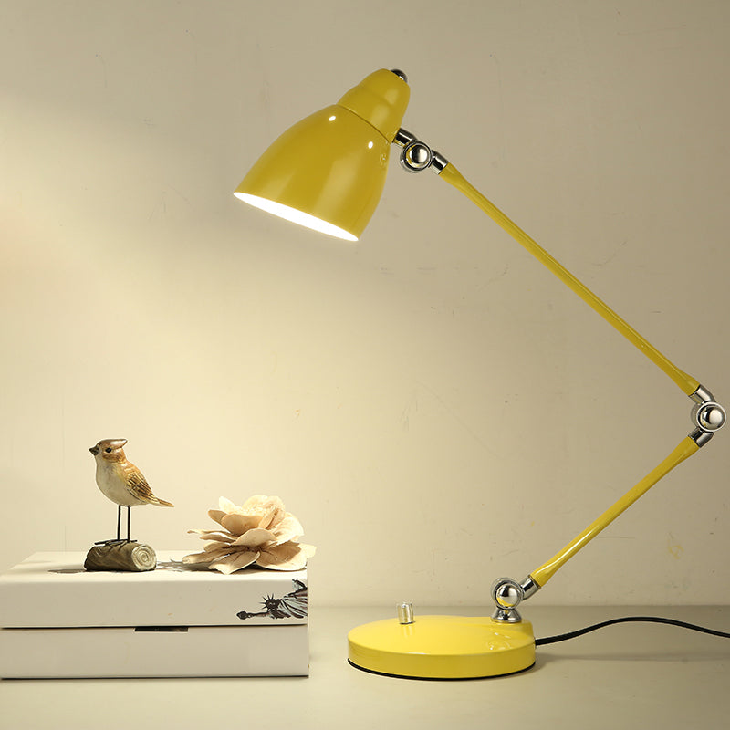 Veska | Industriell bordslampa i metall med justerbar arm och klockformad skärm Gul