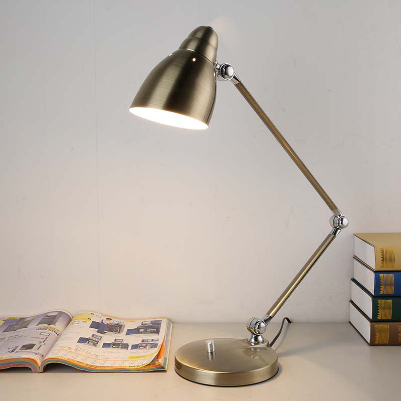 Veska | Industriell bordslampa i metall med justerbar arm och klockformad skärm Nickel