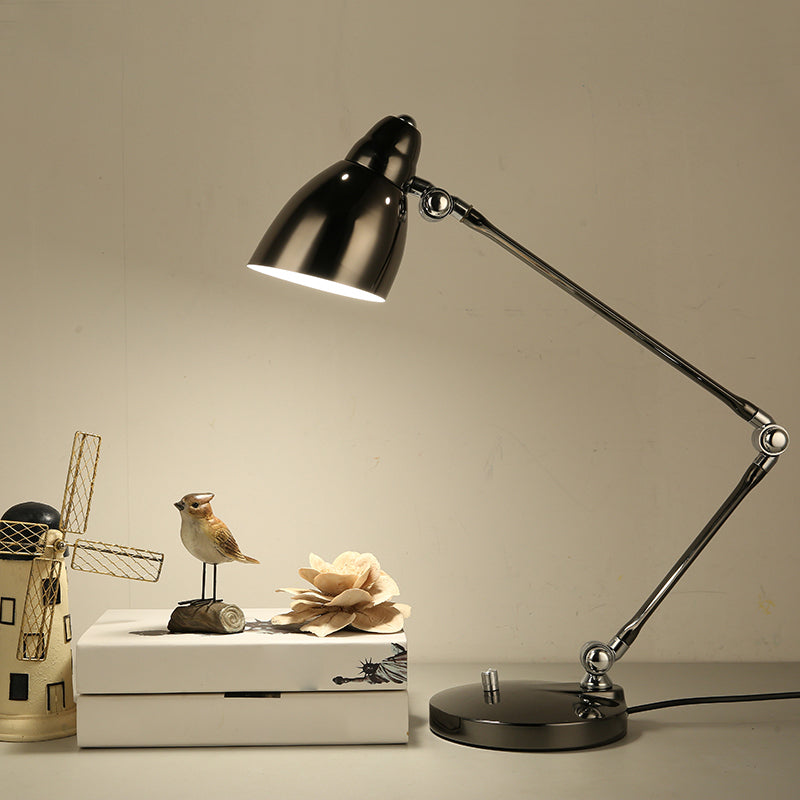 Veska | Industriell bordslampa i metall med justerbar arm och klockformad skärm Svart