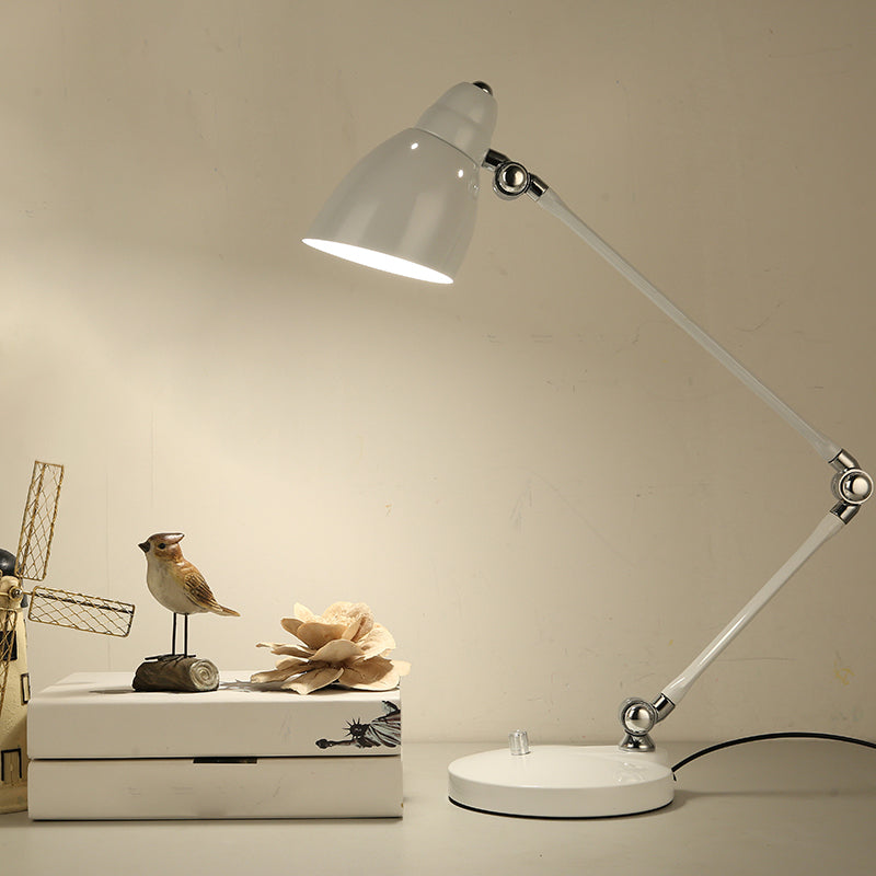 Veska | Industriell bordslampa i metall med justerbar arm och klockformad skärm Vit