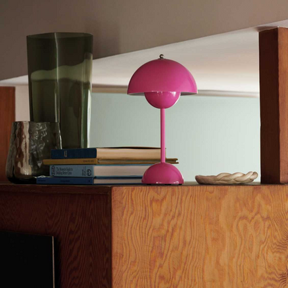 Veska | LED Bordslykta Ambient Belysning Modern Interiör Cerise
