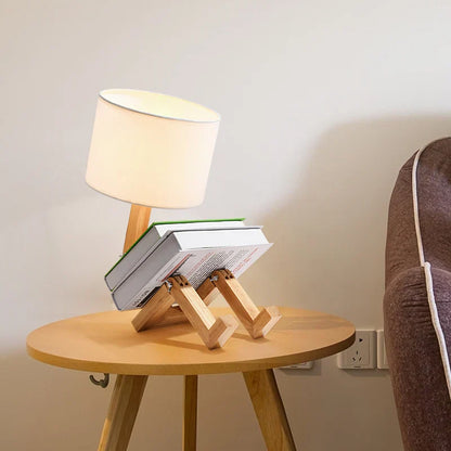 Veska | Lekfull Robot Bordslampa - tillverkad av Hållbart Trä för Kreativa Utrymmen
