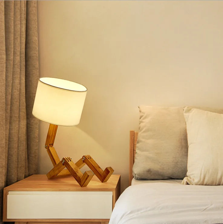 Veska | Lekfull Robot Bordslampa - tillverkad av Hållbart Trä för Kreativa Utrymmen