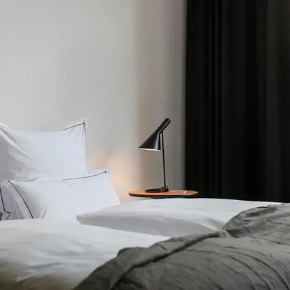 Veska | LumiMinimal Bord - Elegant LED Bordslampa för Modern Inredning