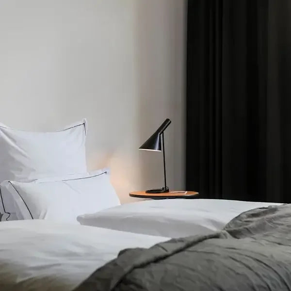 Veska | LumiMinimal Bord - Elegant LED Bordslampa för Modern Inredning
