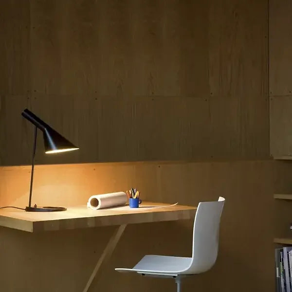 Veska | LumiMinimal Bord - Elegant LED Bordslampa för Modern Inredning