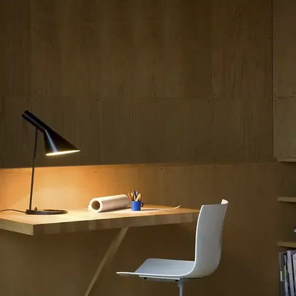 Veska | LumiMinimal Bord - Elegant LED Bordslampa för Modern Inredning
