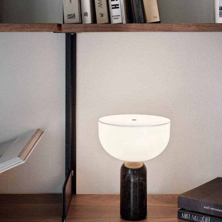 Veska | MarbleLuxe Lampa - Lyxig Marmor Bordslampa med Gyldna Accenter