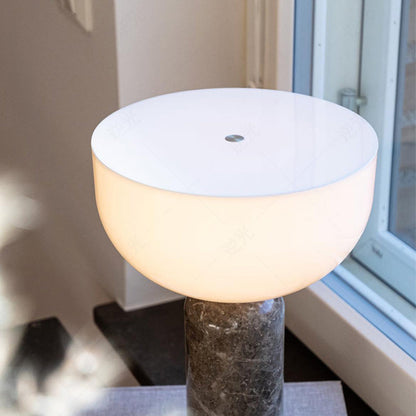 Veska | MarbleLuxe Lampa - Lyxig Marmor Bordslampa med Gyldna Accenter