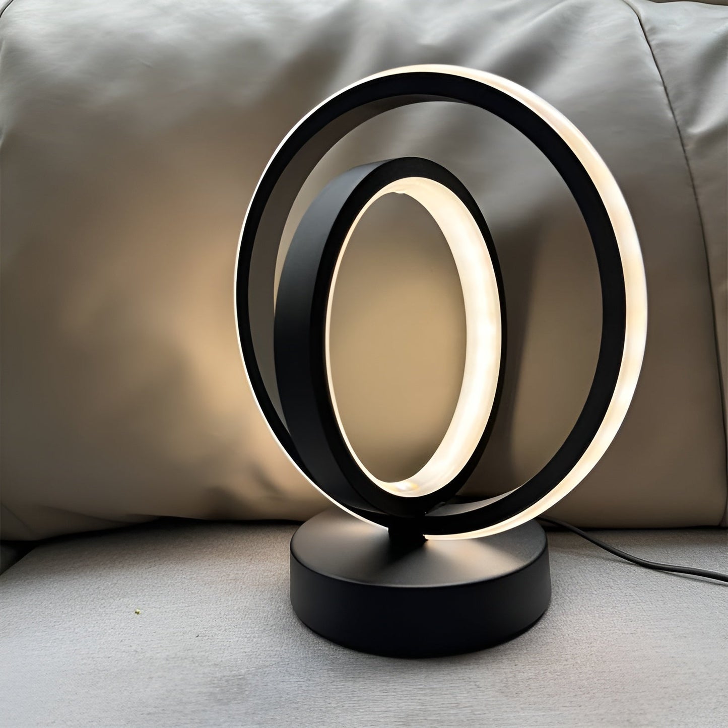 Veska | Modern Dimbara Bordslampa - Stilren Metalldesign med USB Svart