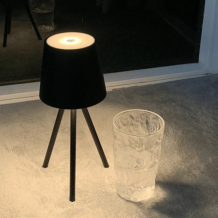 Veska | Nordisk stativbordslampa - Stilig trådlös LED-nattlampa