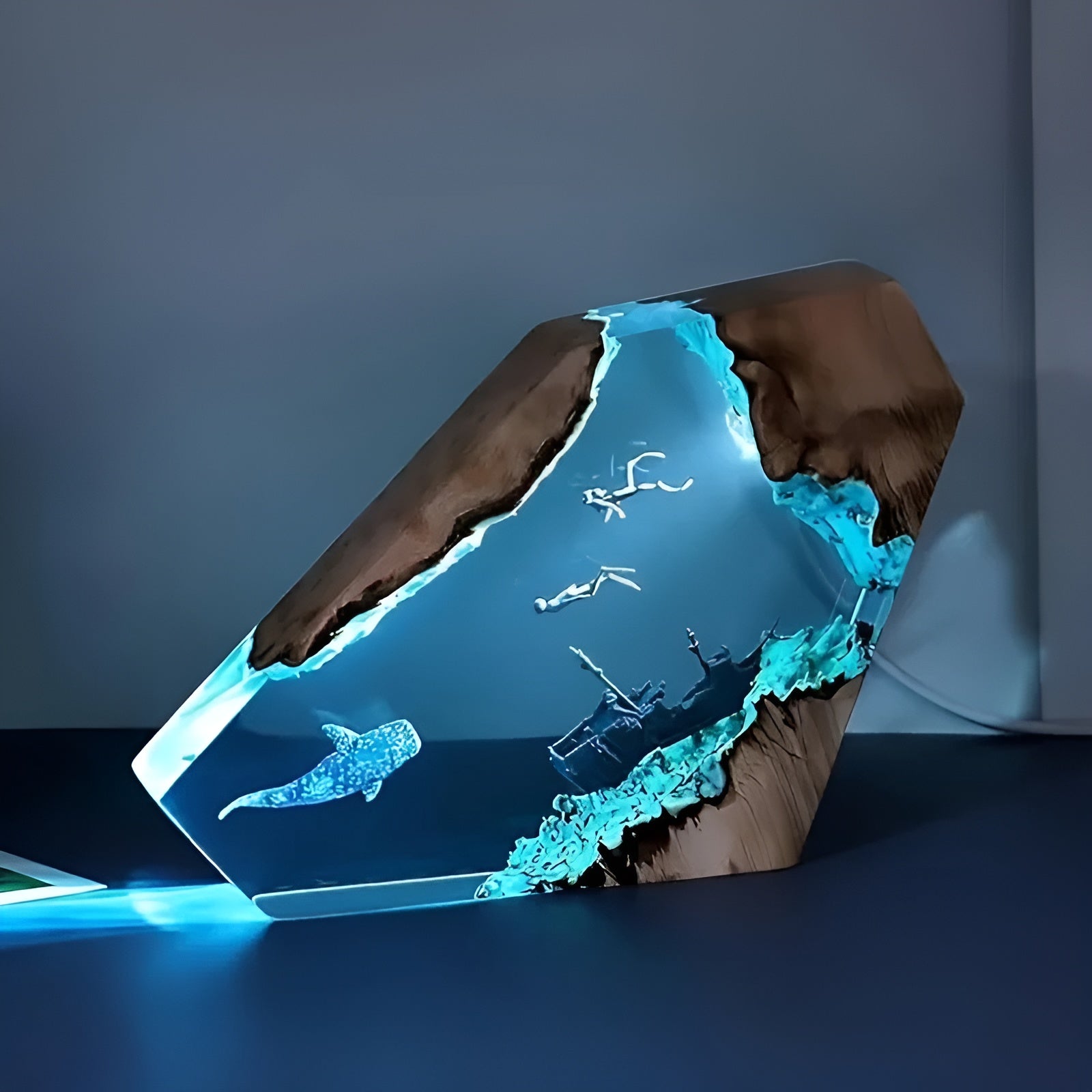 Veska | Refreshing Ocean Table Lamp - DeepDive Illumina