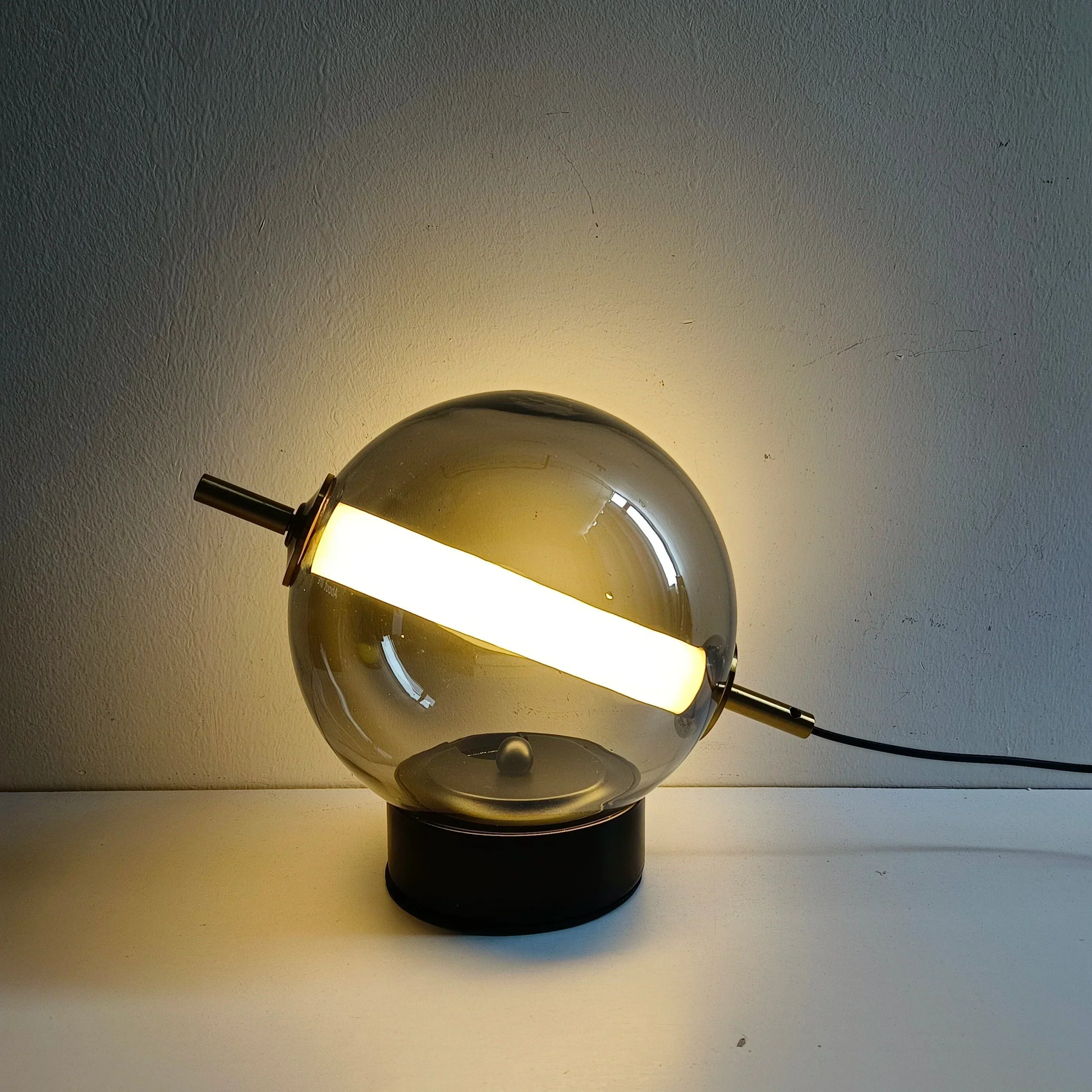Veska | Retro Glastabellampa med Varm Glöd - Tidslös Elegans