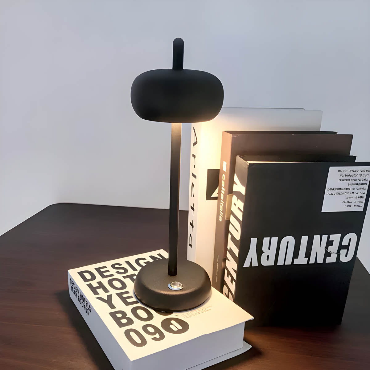 Veska | SleekGlow Bordslampa - Modern design för krävande interiörer