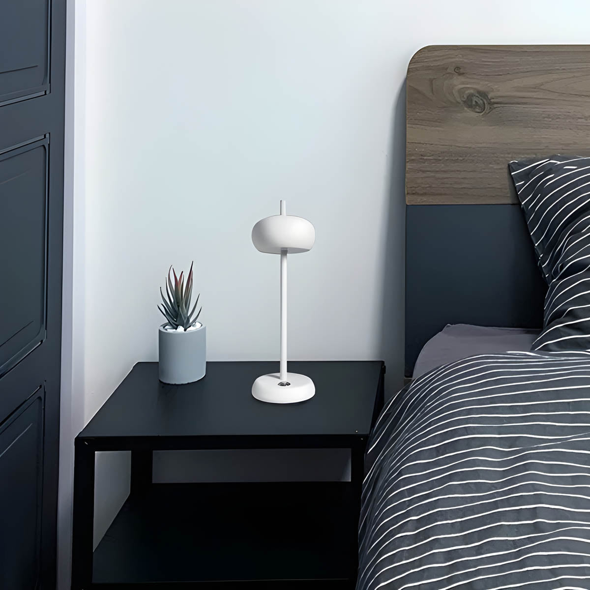 Veska | SleekGlow Bordslampa - Modern design för krävande interiörer