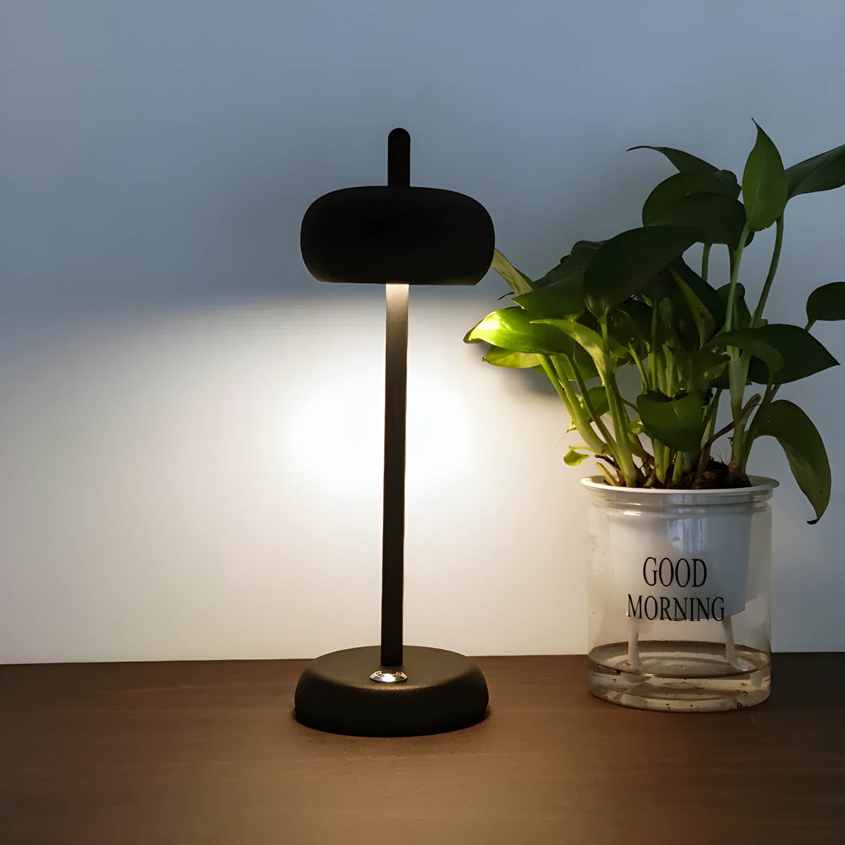 Veska | SleekGlow Bordslampa - Modern design för krävande interiörer