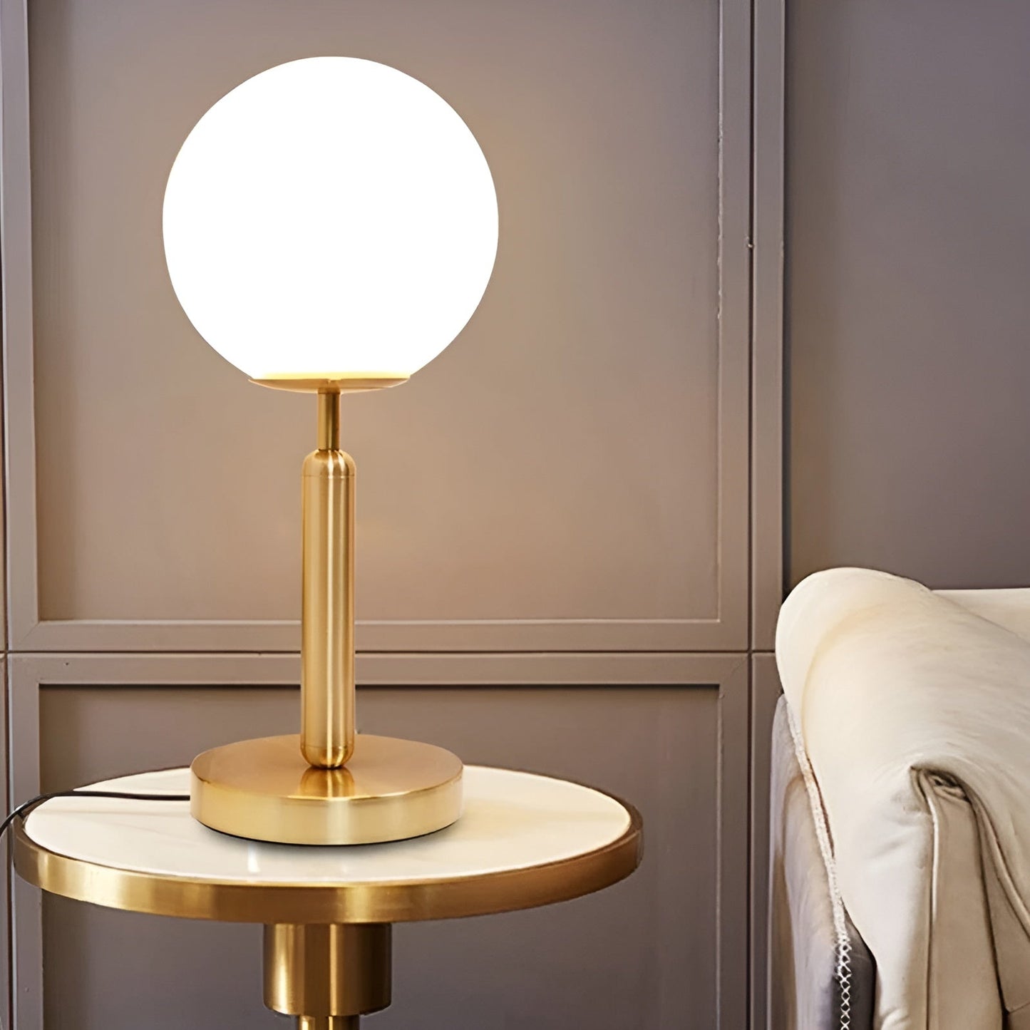 Veska | SphereShine Luxe Bordslampa av Glas & Mässing – Elegans och LED Guld