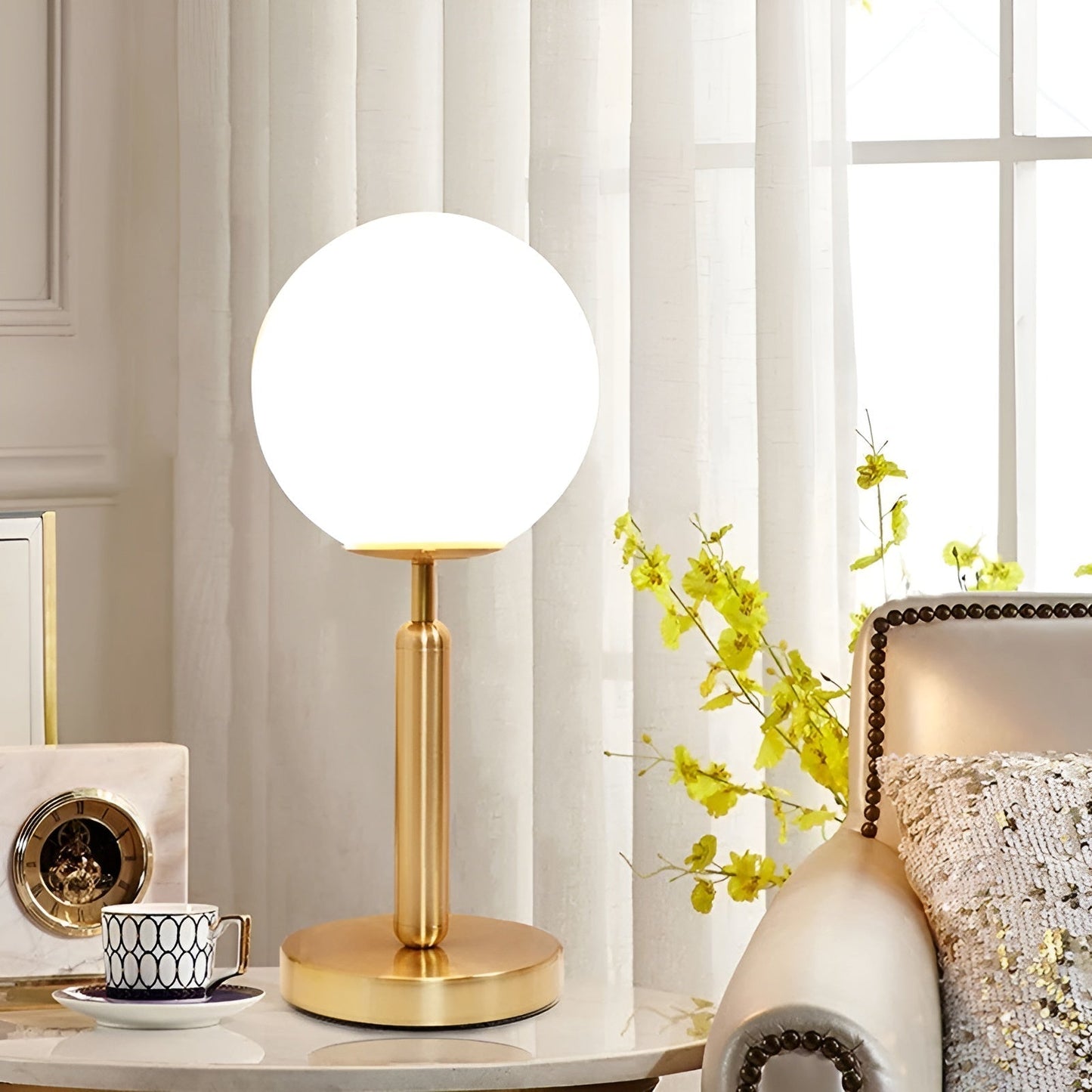 Veska | SphereShine Luxe Bordslampa av Glas & Mässing – Elegans och LED