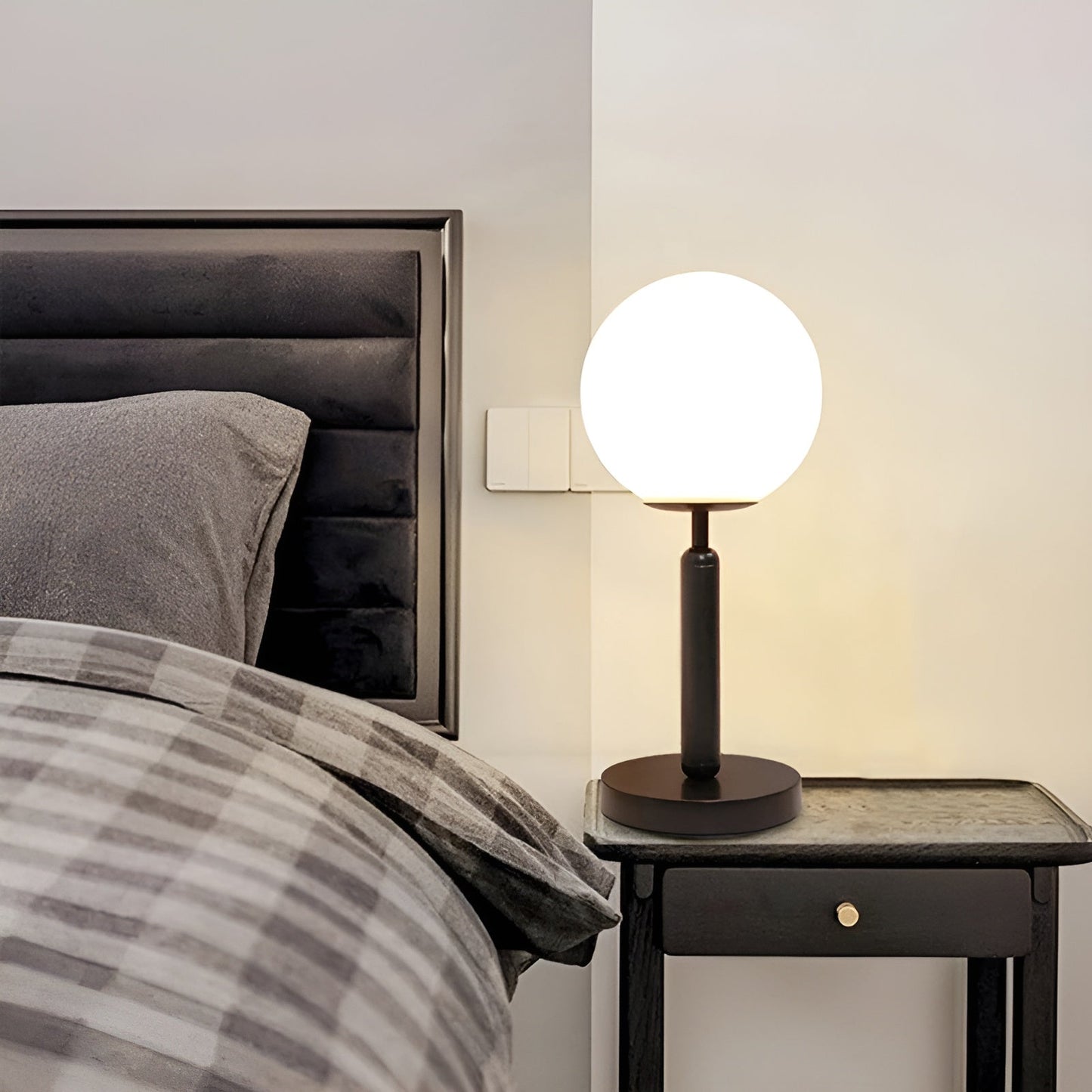 Veska | SphereShine Luxe Bordslampa av Glas & Mässing – Elegans och LED