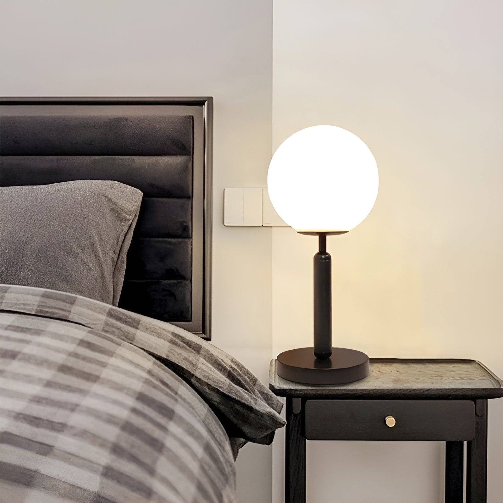 Veska | SphereShine Luxe Bordslampa av Glas & Mässing – Elegans och LED