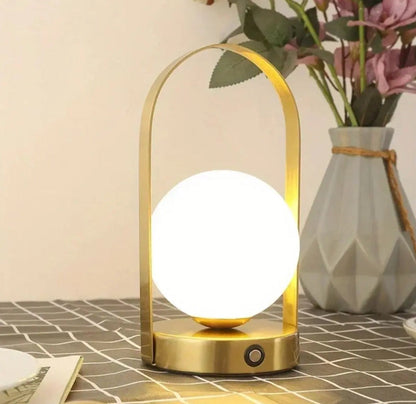 Veska | Stilig Bärbar LED Bordslampa med Touchkontroll och Uppladdningsbart Batteri Guld