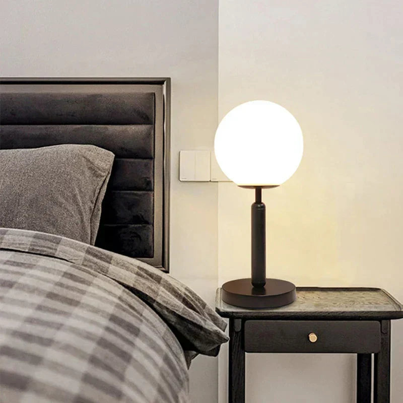 Veska | Stilig mässing & glas LED bordslampa – GlowSphere
