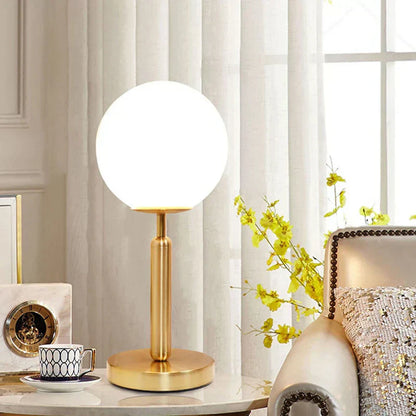 Veska | Stilig mässing & glas LED bordslampa – GlowSphere Guldfärgad glassboll
