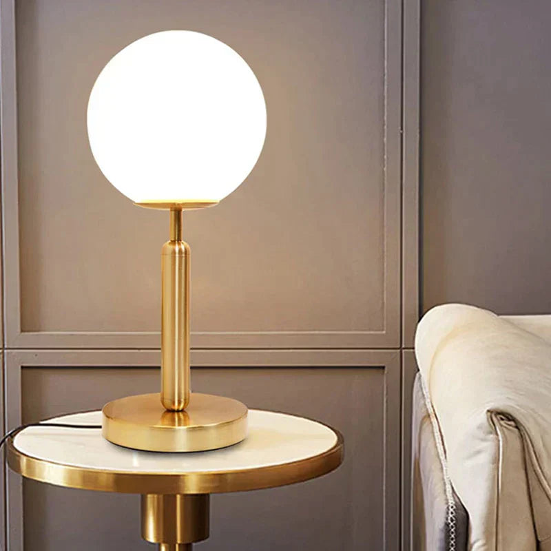Veska | Stilig mässing & glas LED bordslampa – GlowSphere