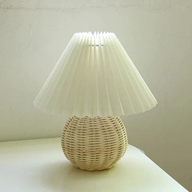 Veska | Tidlös Lumiere Vintage Bordslampa - Klassisk Design för Alla Utrymmen Rattana och Vit