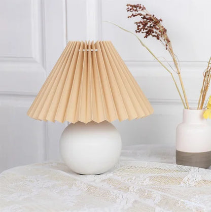 Veska | Tidlös Lumiere Vintage Bordslampa - Klassisk Design för Alla Utrymmen Vit och Brun