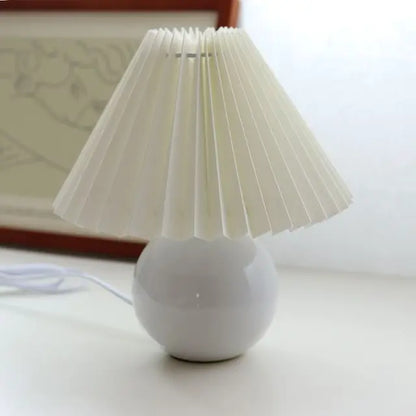 Veska | Tidlös Lumiere Vintage Bordslampa - Klassisk Design för Alla Utrymmen Vit och Vit