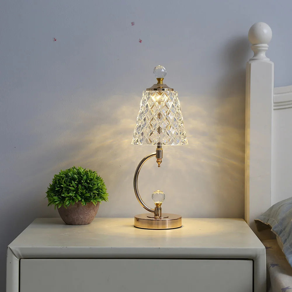 Veska | Vintage Crystal Table Lamp - Elegant Vintage Crystal Table Lamp för en Charmig Atmosfär B Halvmåne