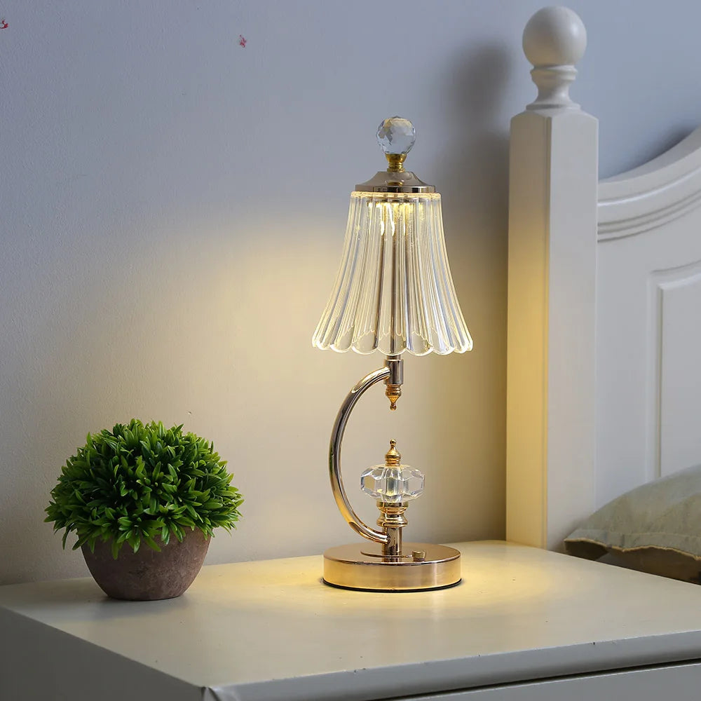 Veska | Vintage Crystal Table Lamp - Elegant Vintage Crystal Table Lamp för en Charmig Atmosfär D Halvmåne