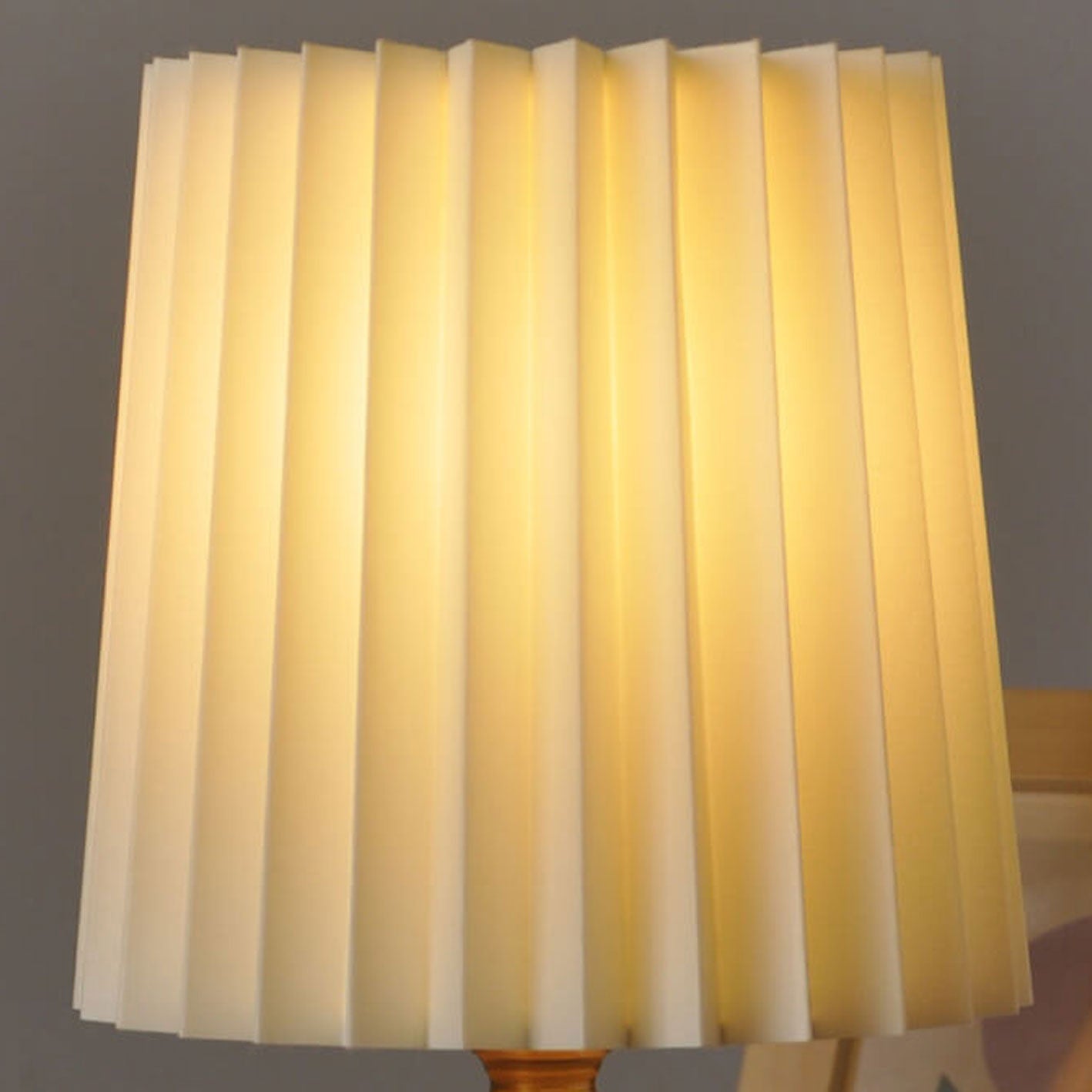 Vintage koreansk plisserad kolonn massiv träbas 1-ljuskälla bordslampa | Veska